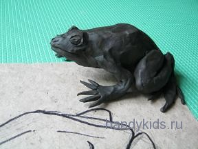  Сидящая лягушка из пластилина