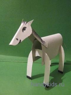 Картонная лошадь